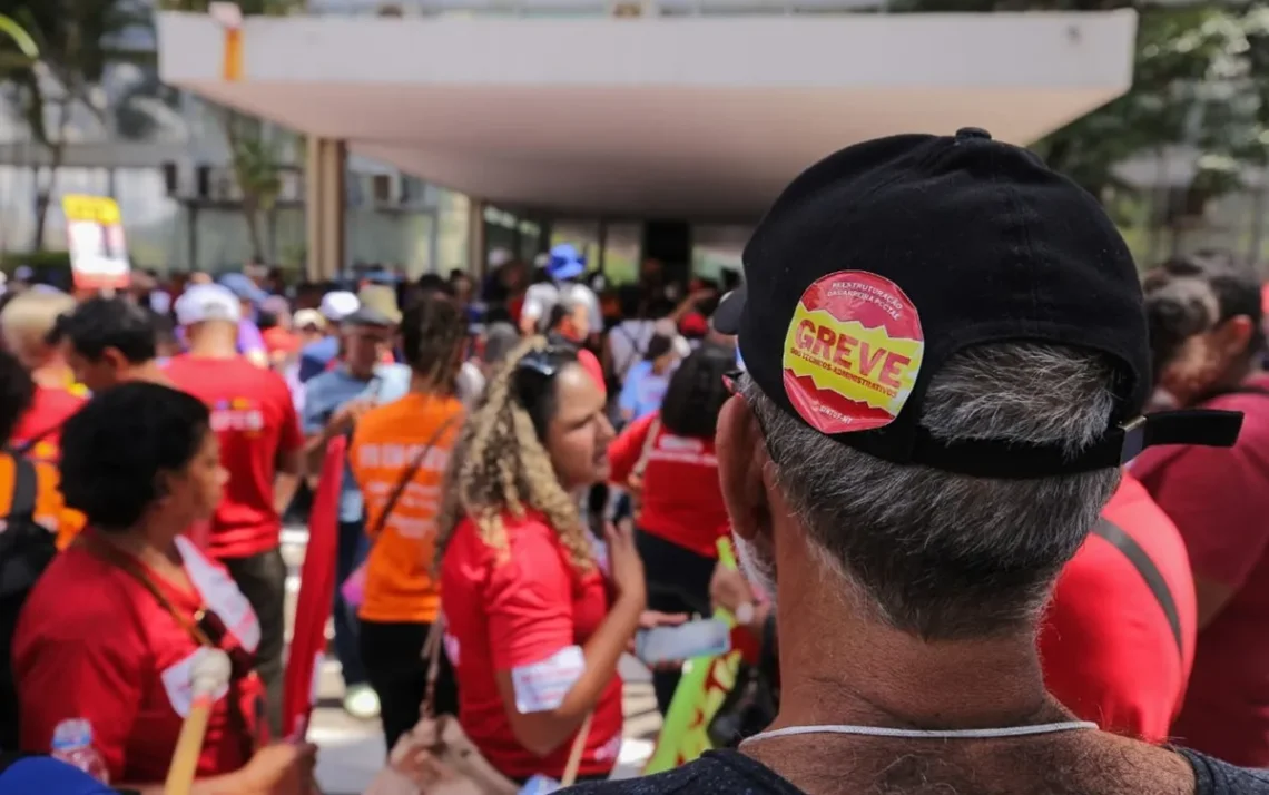 aumento salarial, aumento de benefícios, ajuste de salário