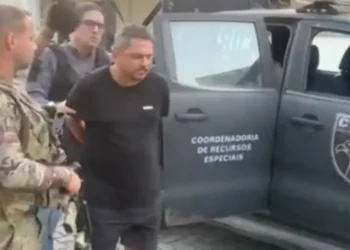 detido, capturado, encarcerado;